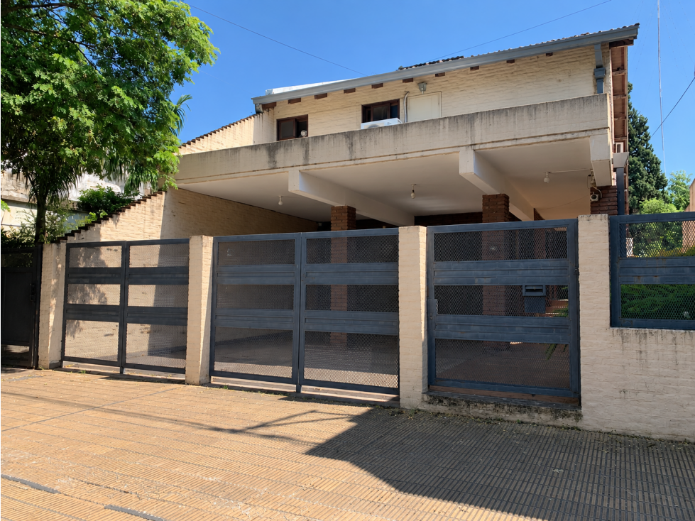 Casa 4 Dormitorios con Pileta y Quincho en pleno centro!