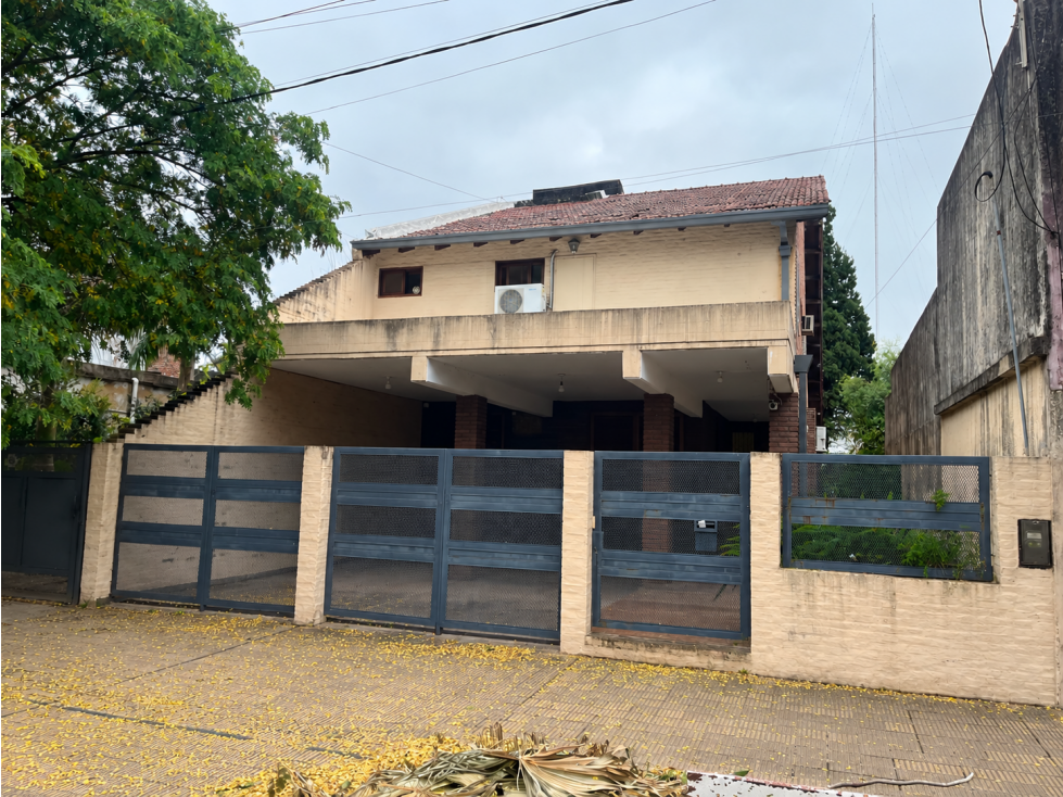 Casa 4 Dormitorios con Pileta y Quincho en pleno centro! - 2