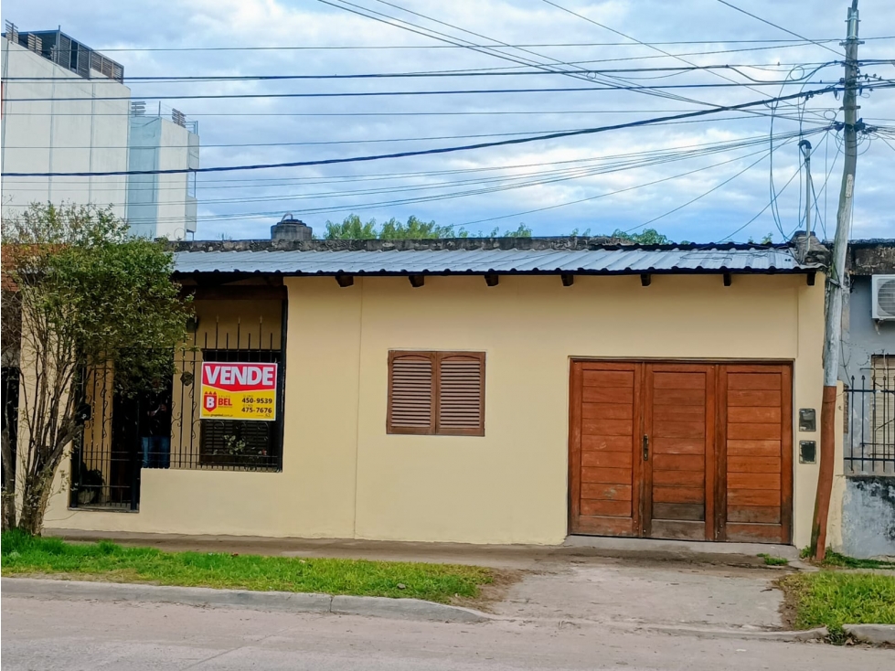 Casa de 2 Dormitorios sobre Avenida!!