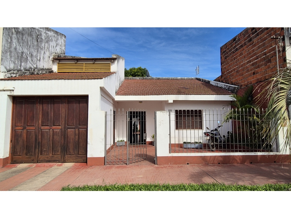 Casa 4 dormitorios y quincho en Barranqueras - 1