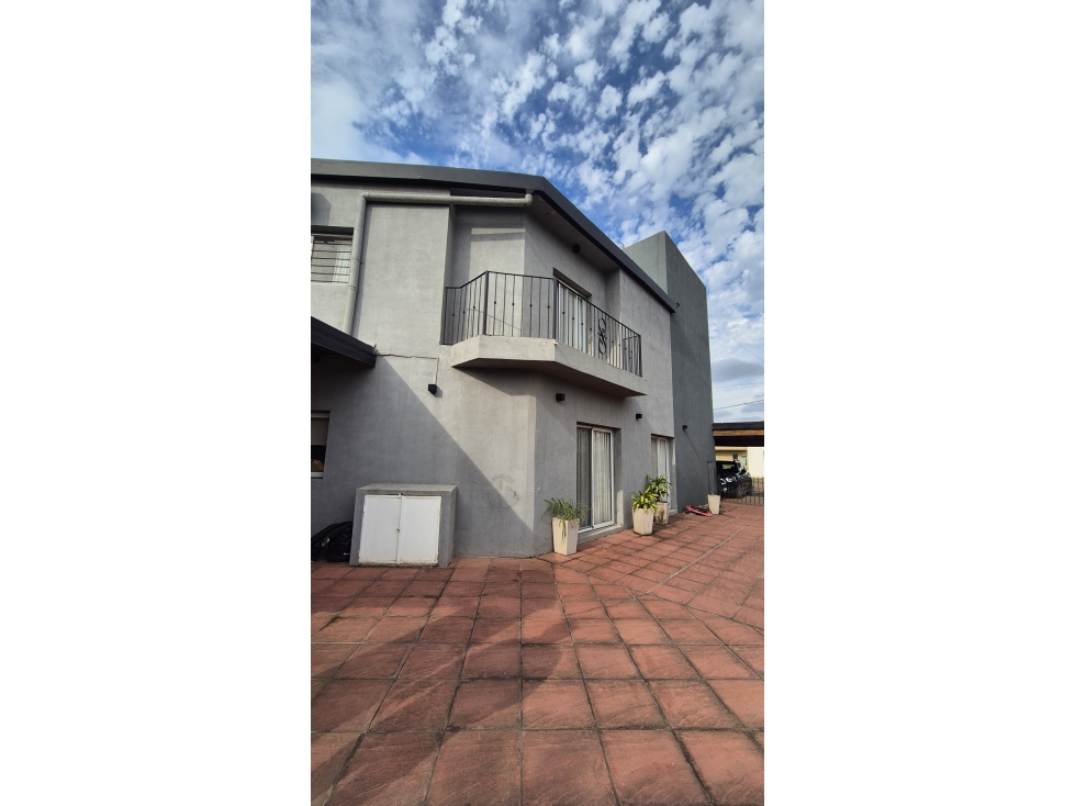 Hermosa casa de 4 dormitorios contigua a plaza en B° San Diego - 4