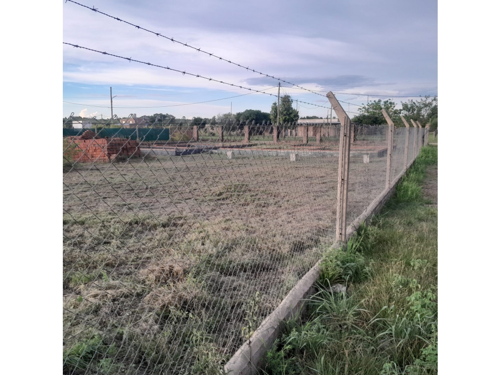 Gran esquina con cerramiento y mejora en Margarita Belén - 3