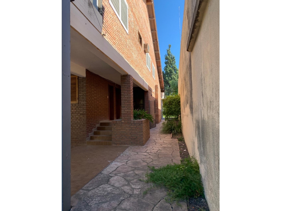 Casa 4 Dormitorios con Pileta y Quincho en pleno centro! - 6