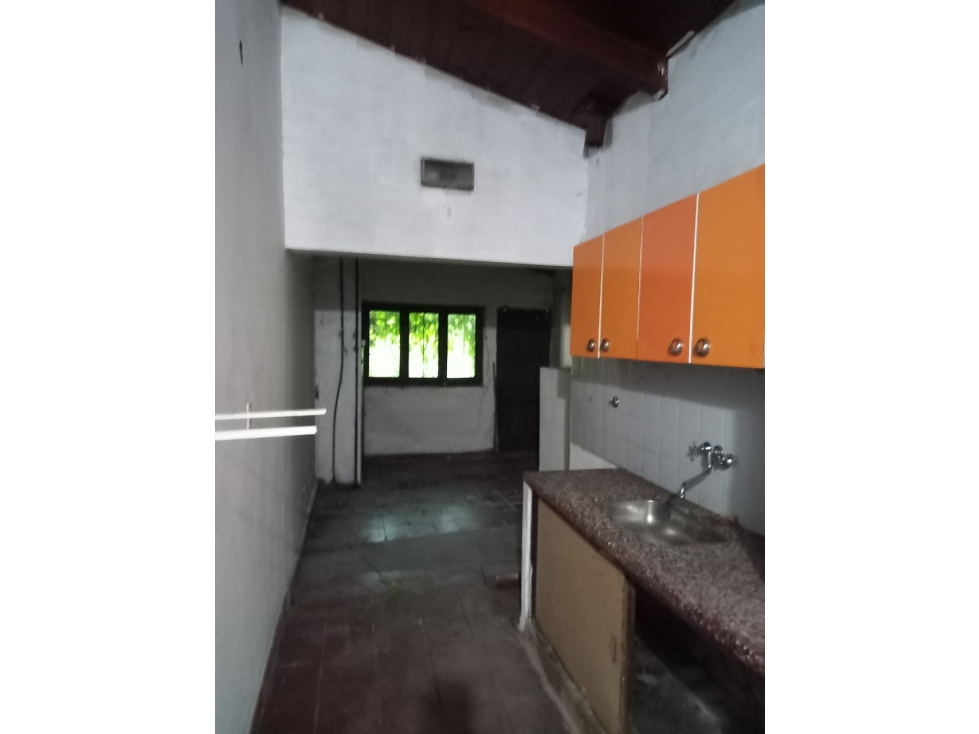 Casa 3 dormitorios en esquina céntrica y asfaltada, Puerto Tirol - 4