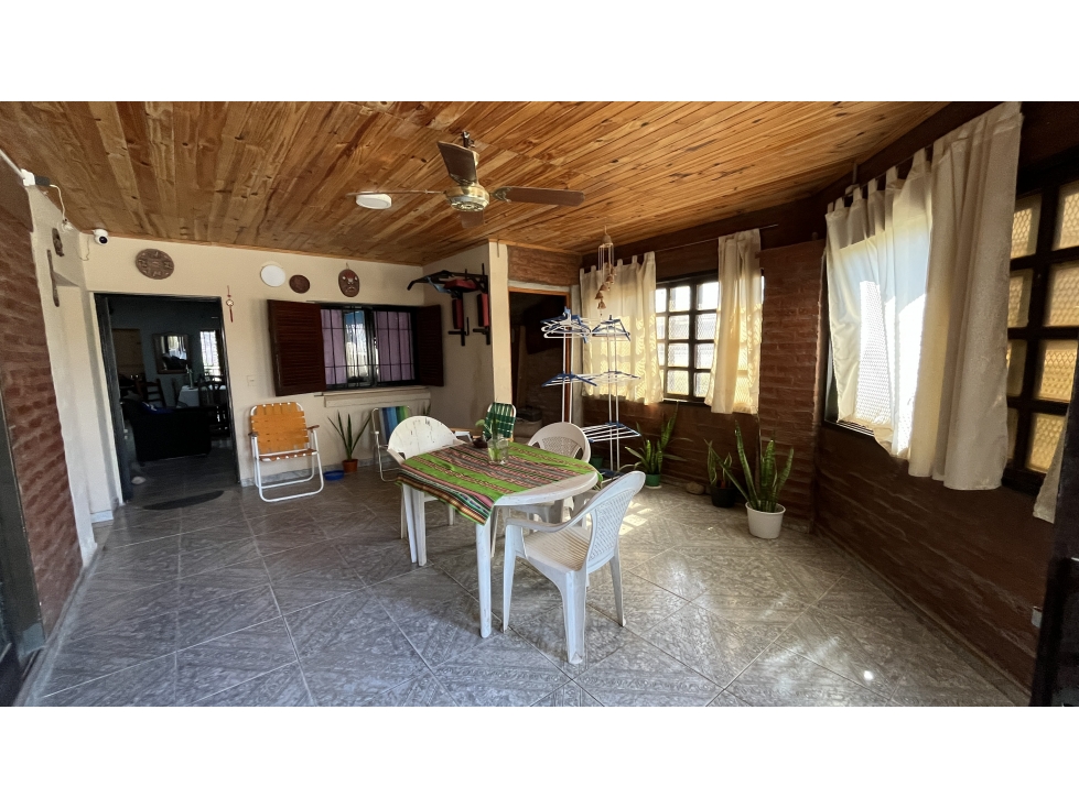 Casa de 4 dormitorios con pileta Av Castelli esquina Yatay — foto 4