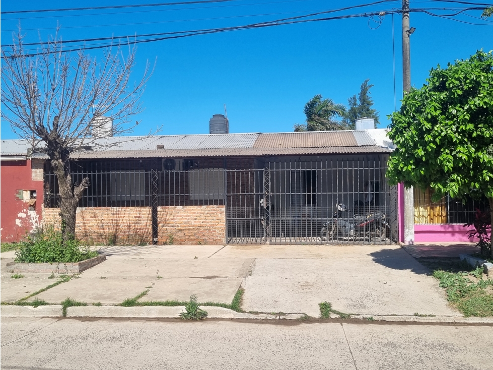 Casa independiente 3 dormitorios sobre Av en las 500 viviendas! - 1