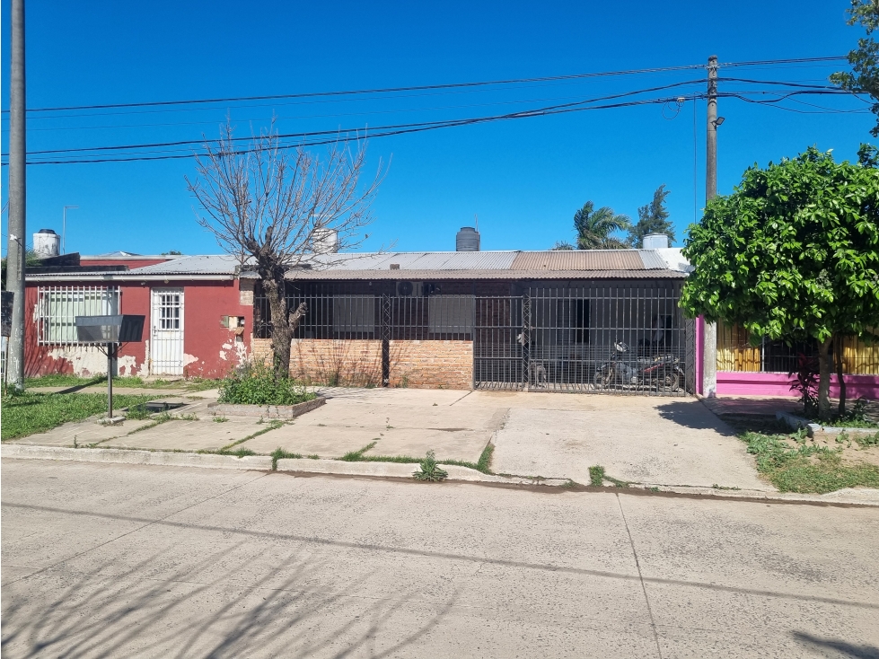 Casa independiente 3 dormitorios sobre Av en las 500 viviendas! - 2