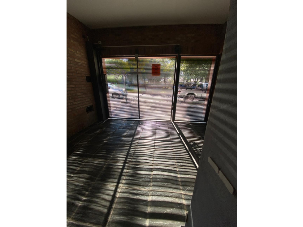 La casona de Narciso, múltiples ambientes sobre avenida! — foto 2