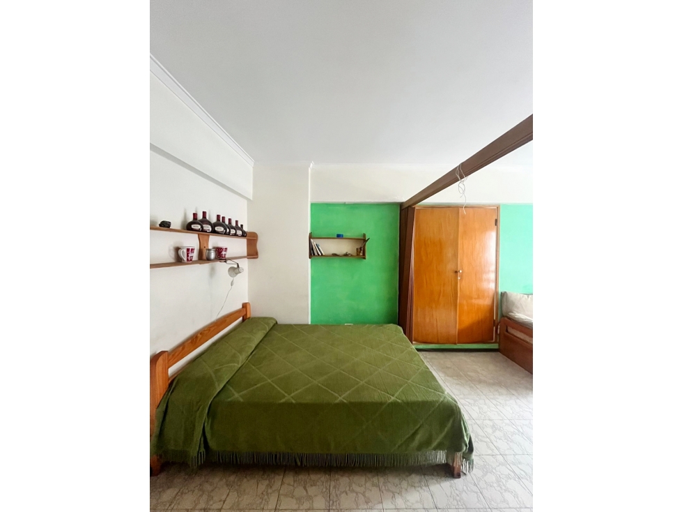 VENTA - UN AMBIENTE EN LA PERLA CON COCHERA Y BALCÓN A LA CALLE — foto 2
