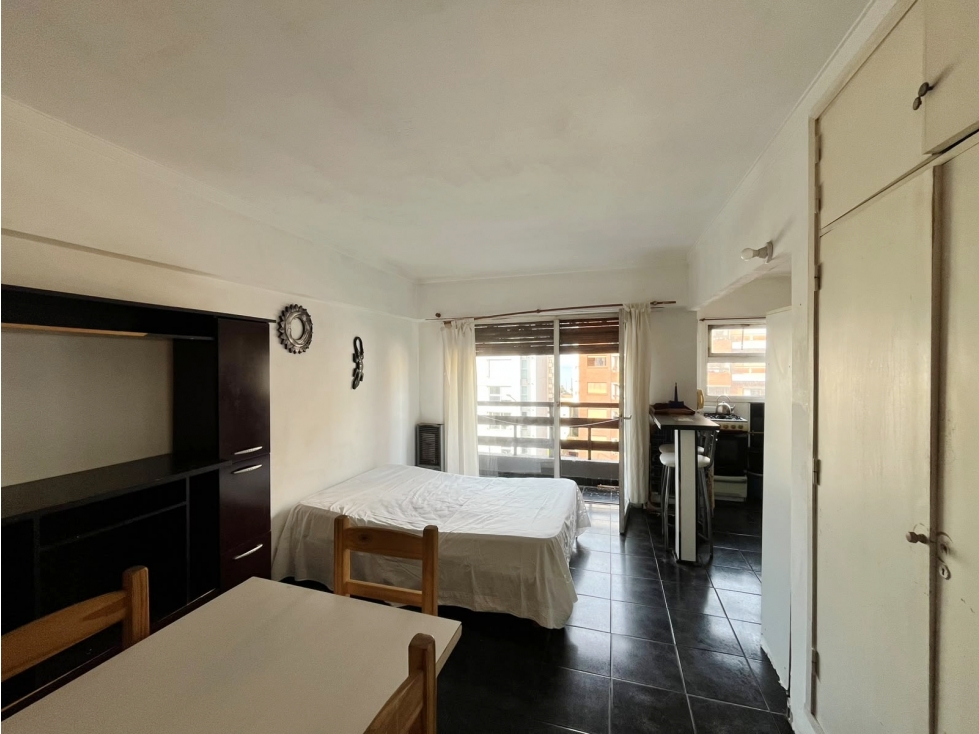 VENTA - UN AMBIENTE EN LA PERLA CON BALCÓN SALIENTE A LA CALLE - 1