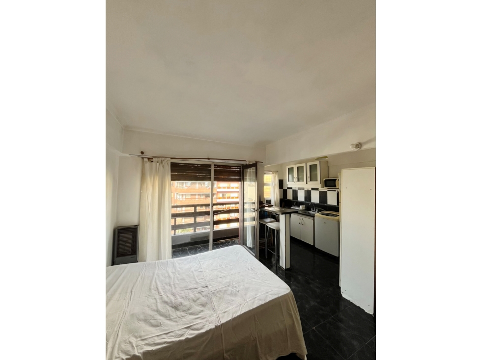 VENTA - UN AMBIENTE EN LA PERLA CON BALCÓN SALIENTE A LA CALLE - 2