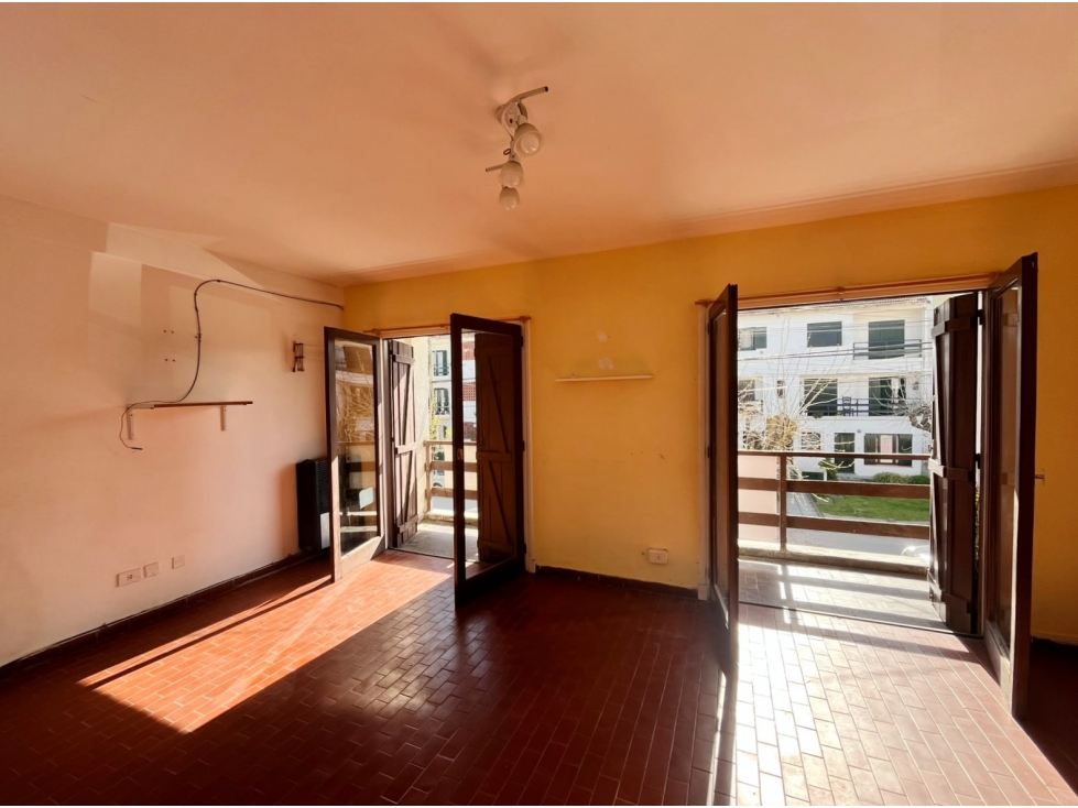 VENTA - PH DE CUATRO AMBIENTES CON BALCÓN AL FRENTE - 2