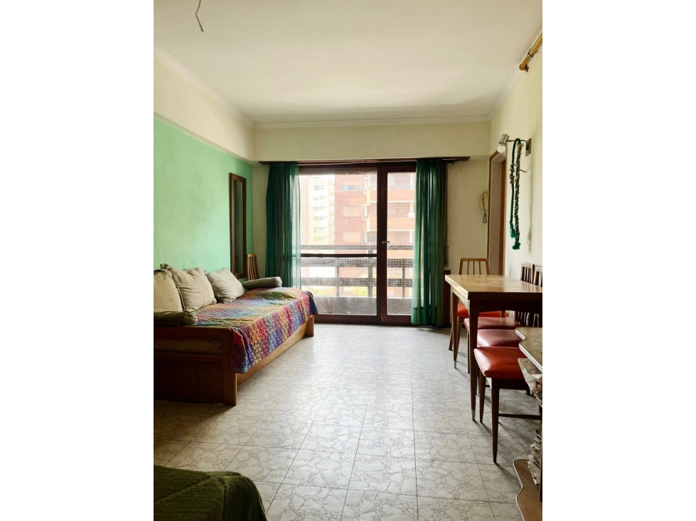 VENTA - UN AMBIENTE EN LA PERLA CON COCHERA Y BALCÓN A LA CALLE — foto 3