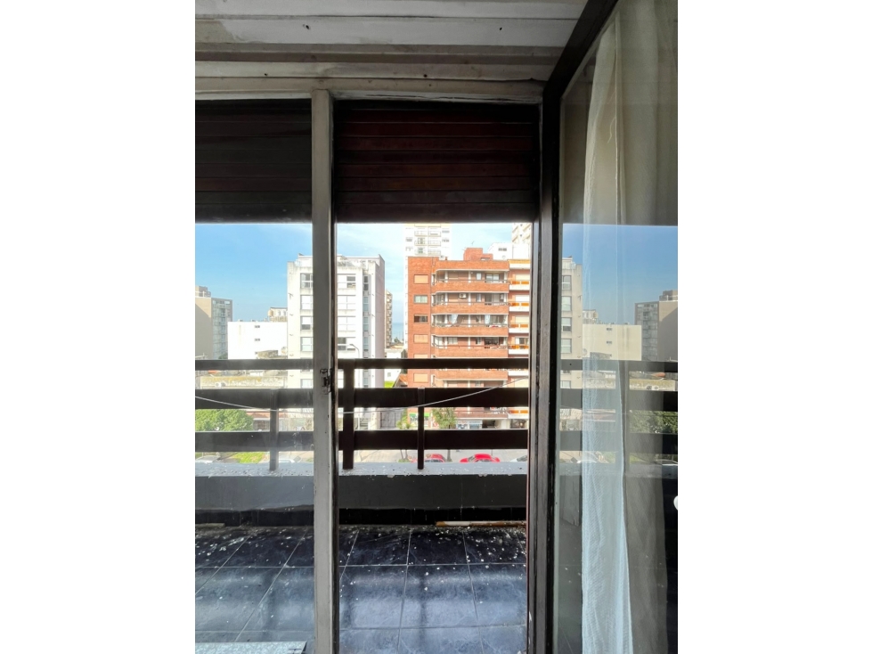 VENTA - UN AMBIENTE EN LA PERLA CON BALCÓN SALIENTE A LA CALLE - 3