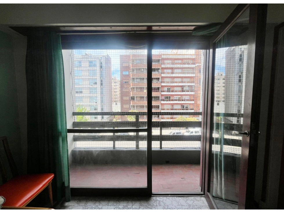 VENTA - UN AMBIENTE EN LA PERLA CON COCHERA Y BALCÓN A LA CALLE — foto 4