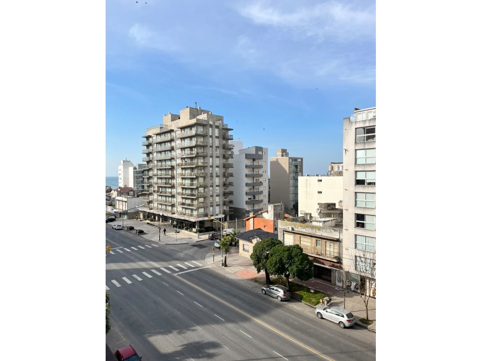 VENTA - UN AMBIENTE EN LA PERLA CON BALCÓN SALIENTE A LA CALLE - 4