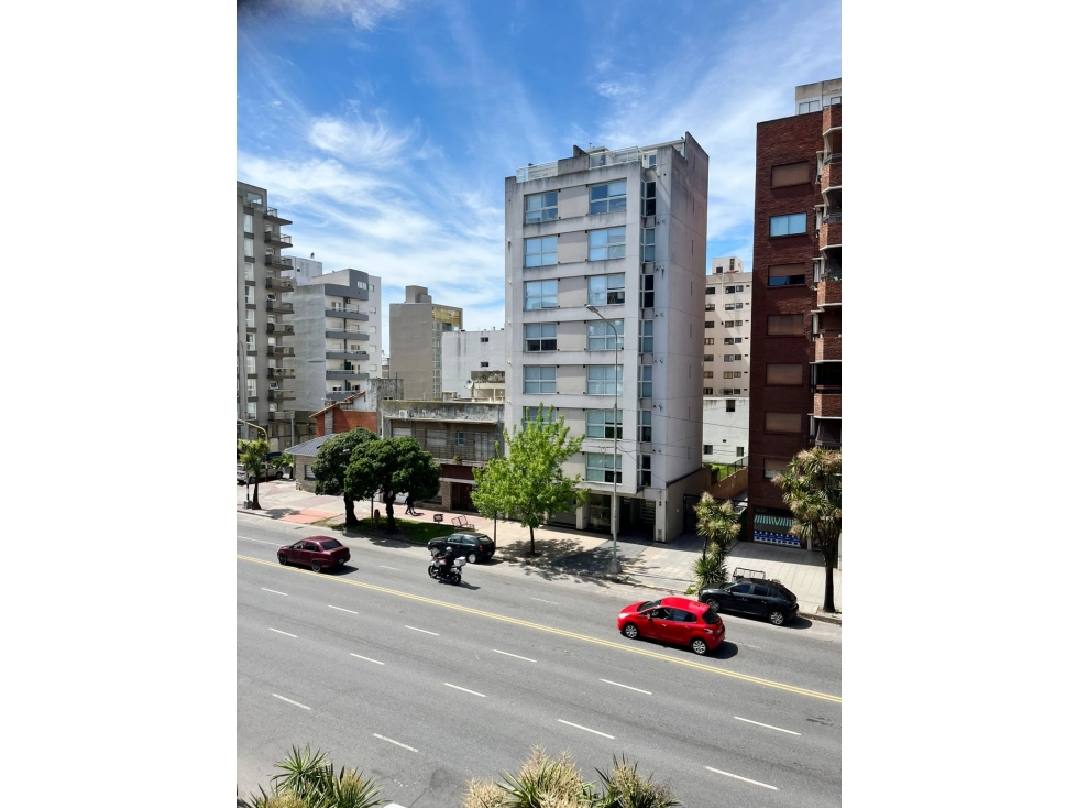 VENTA - UN AMBIENTE EN LA PERLA CON COCHERA Y BALCÓN A LA CALLE — foto 5