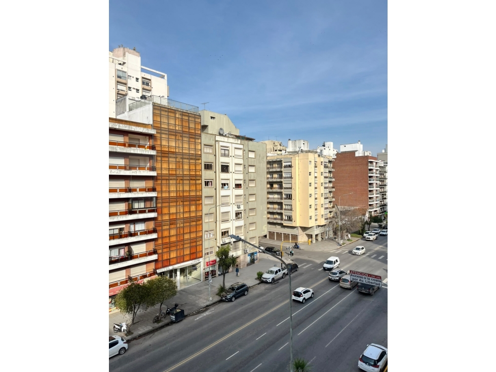 VENTA - UN AMBIENTE EN LA PERLA CON BALCÓN SALIENTE A LA CALLE - 5