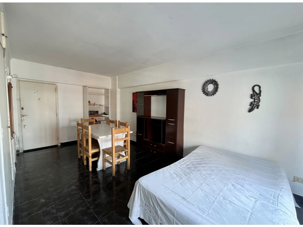 VENTA - UN AMBIENTE EN LA PERLA CON BALCÓN SALIENTE A LA CALLE - 6