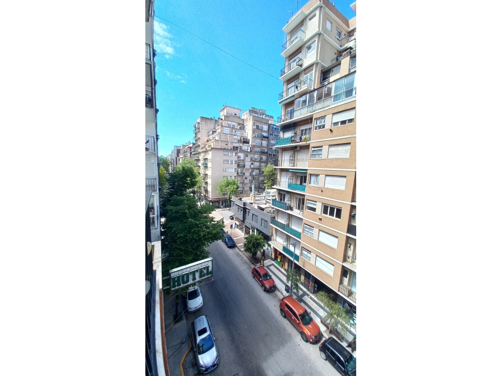 3 AMBIENTES A LA CALLE CON BALCON SALIENTE - CORRIENTES 2149
