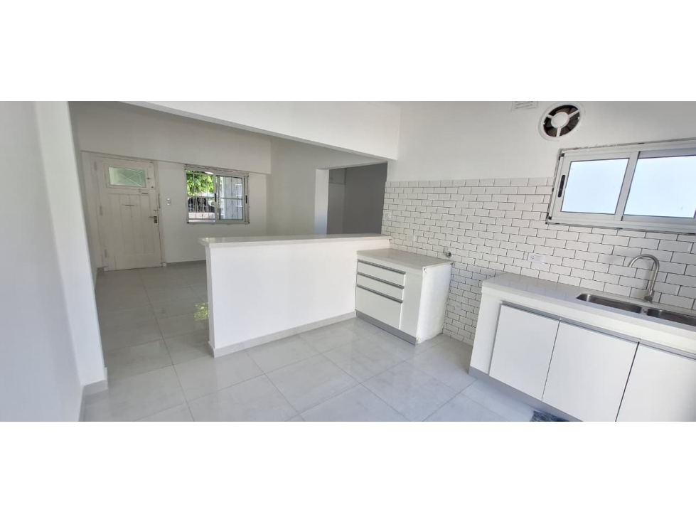 CASA DE 3 AMBIENTES RECICLADA A NUEVA EN BARRIO PARQUE LURO