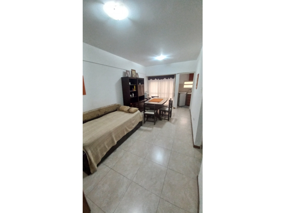 2 AMBIENTES CON PATIO Y COCHERA EN PLENO CENTRO - MORENO 2550 — foto 2