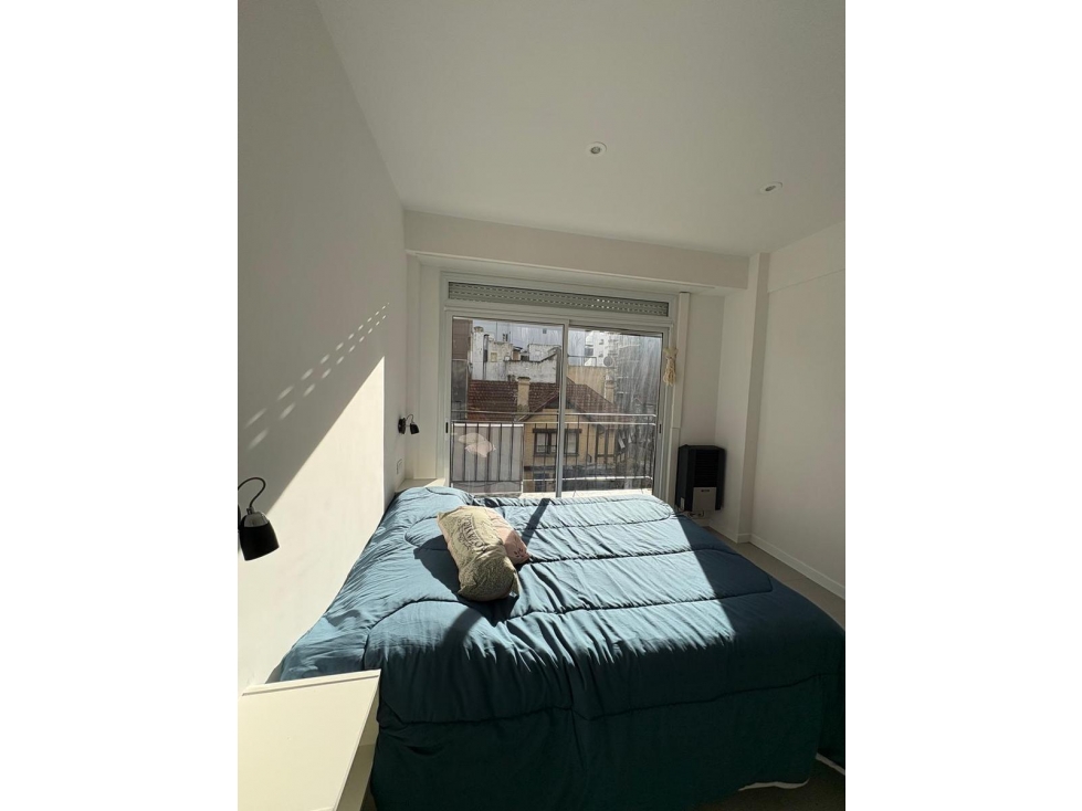 1 AMBIENTE A LA CALLE CON BALCON SALIENTE - SARMIENTO 2510