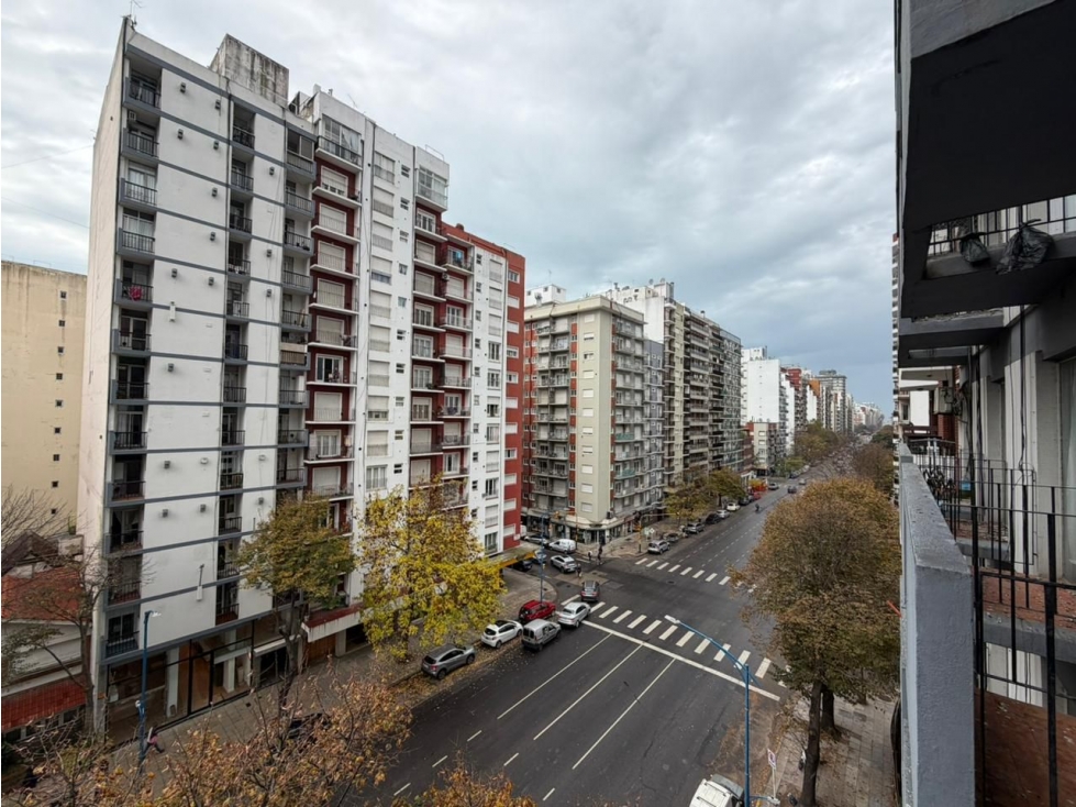 1 AMBIENTE A LA CALLE LUMINOSO CON BALCON SALIENTE - COLON 2628 - 2