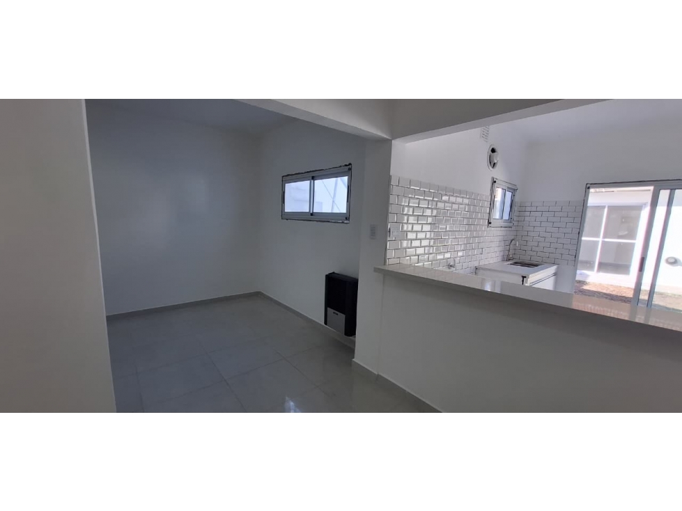 CASA DE 3 AMBIENTES RECICLADA A NUEVA EN BARRIO PARQUE LURO — foto 2