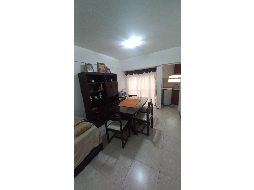 2 AMBIENTES CON PATIO Y COCHERA EN PLENO CENTRO - MORENO 2550 — foto 3