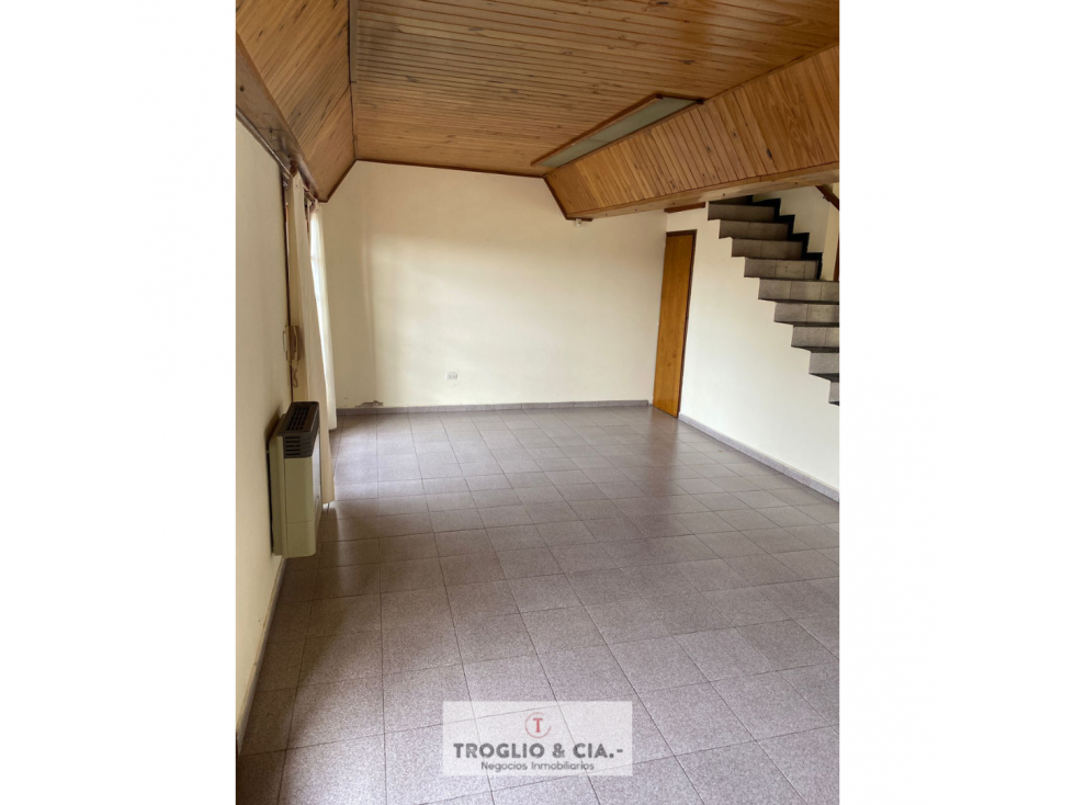 CASA DE SEIS AMBIENTES MÁS COCHERA DOBLE - RETASADA