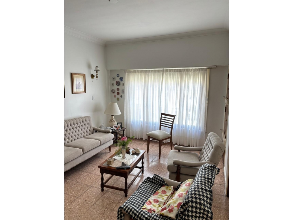 CASA DE CUATRO AMBIENTES - CON PARQUE