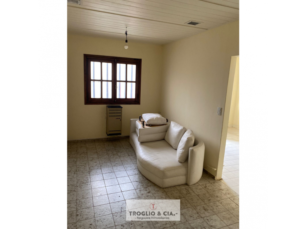 CASA DE SEIS AMBIENTES MÁS COCHERA DOBLE - RETASADA — foto 3