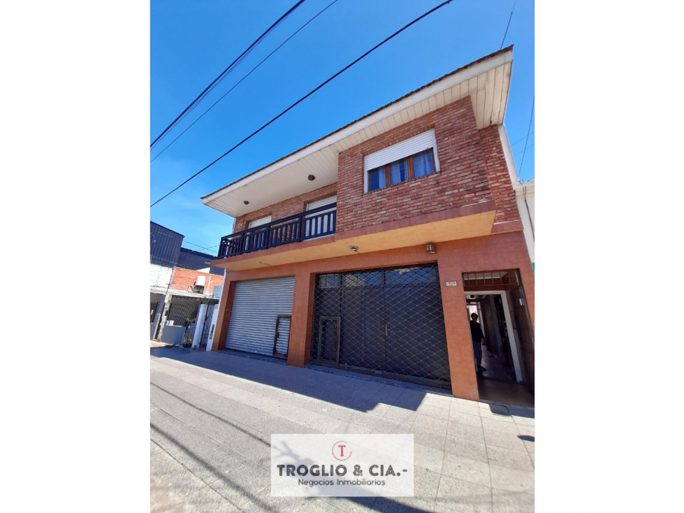 RETASADA - CASA CON CUATRO AMBIENTES Y DOS LOCALES !!!