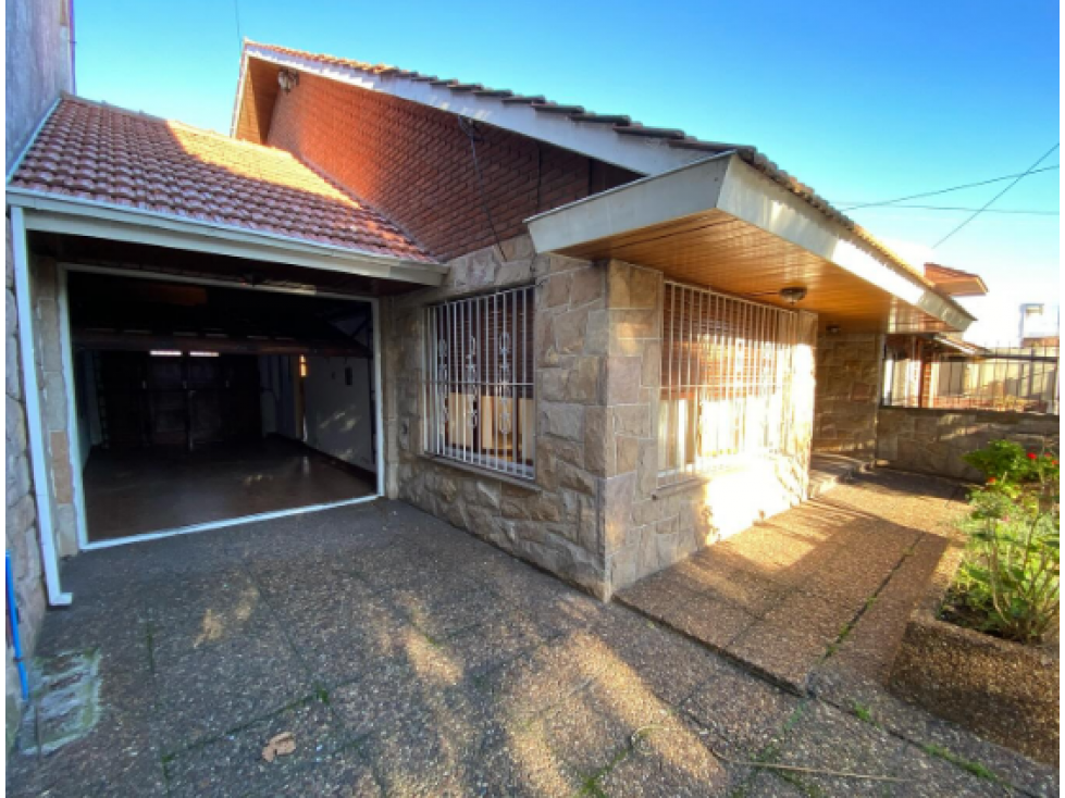 CASA DE 3 AMBIENTES CON QUINCHO Y COCHERA - 2