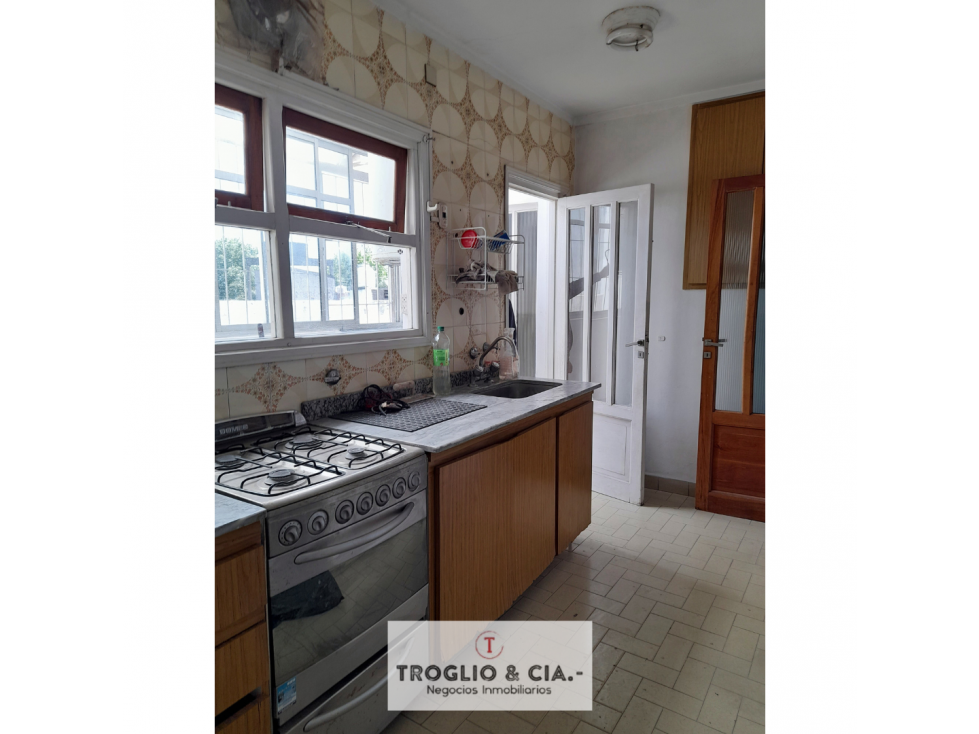 RETASADA - CASA CON CUATRO AMBIENTES Y DOS LOCALES !!!