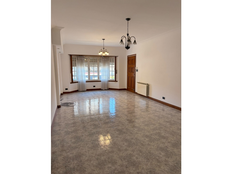 CHALET 4 AMBIENTES CON GARAGE Y PARQUE - LAMADRID 3300 - 3