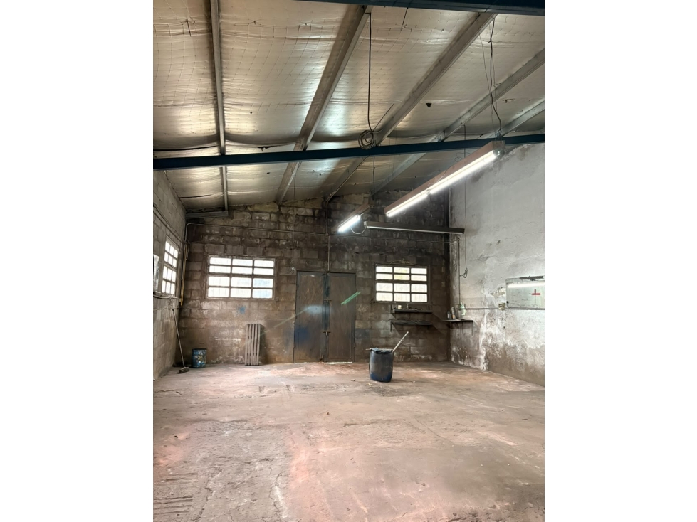 LOCAL COMERCIAL Y DEPTO 3 AMBIENTES - 6