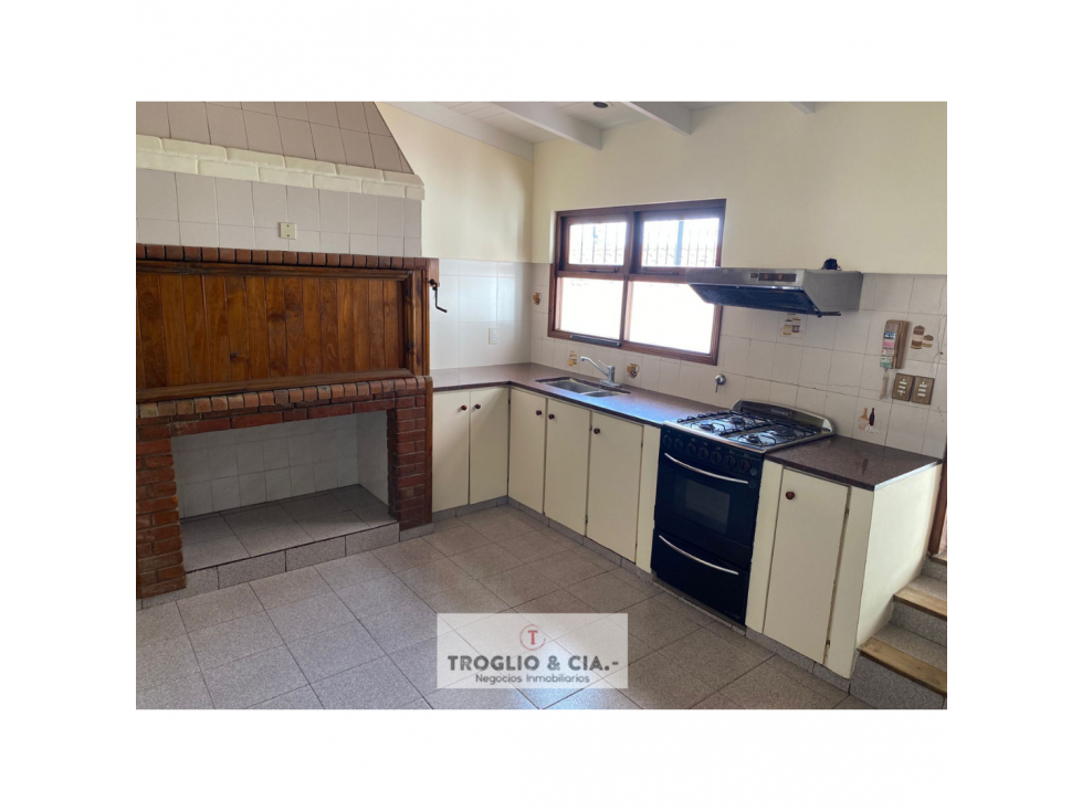 CASA DE SEIS AMBIENTES MÁS COCHERA DOBLE - RETASADA — foto 6
