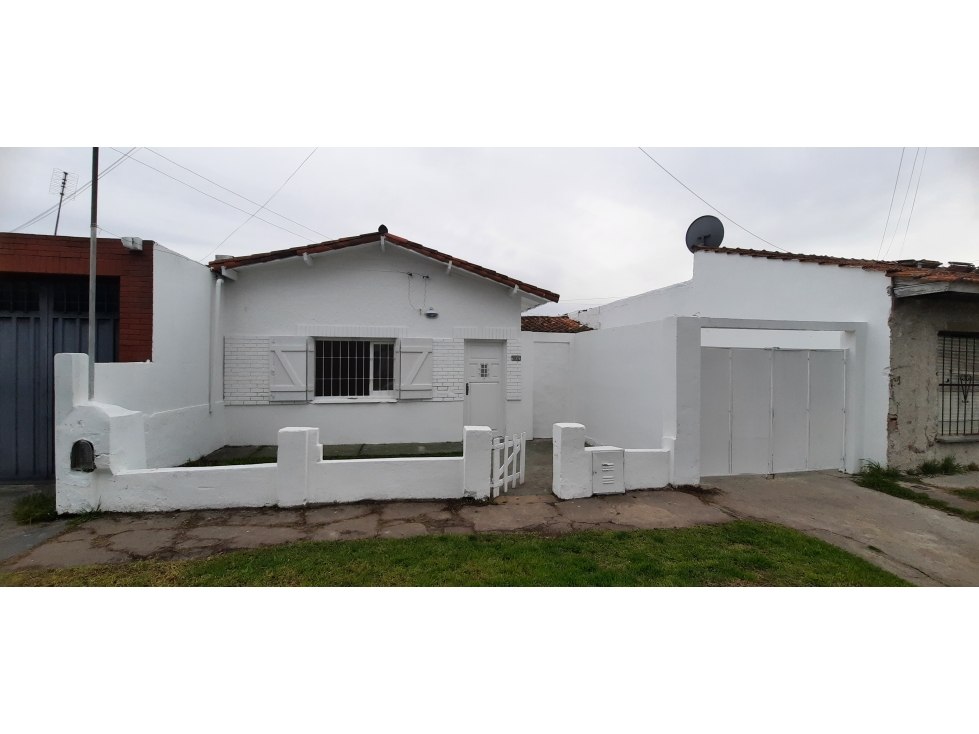CASA DE 3 AMBIENTES CON GALPÓN - Bº LAS AVENIDAS