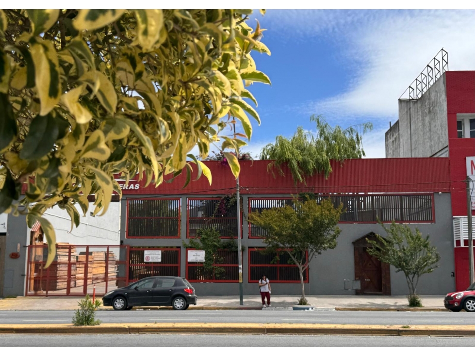 Venta lotes unificados con 3 galpones Salida a 4 Calles