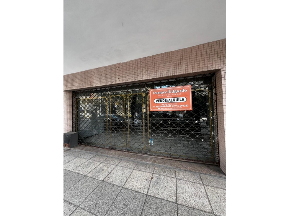 Local en Venta al frente, zona Centro.