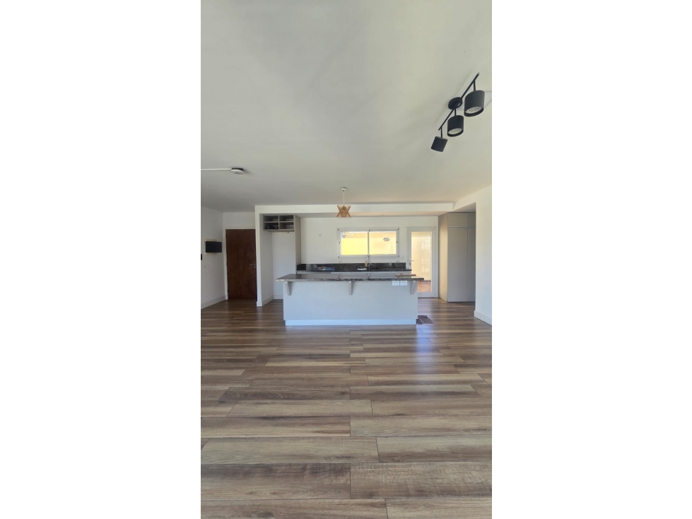 Semipiso 2 amb cfte con balcón y patio. Zona Guemes