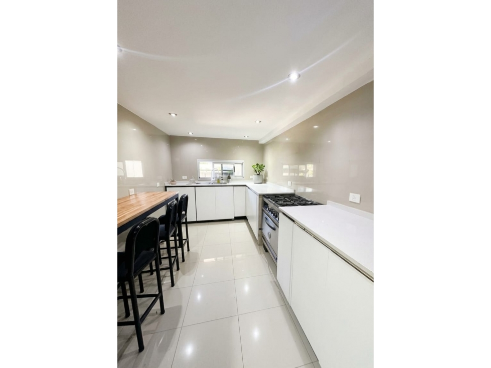 Chalet 6 Ambientes. jardin. piscina. garage 3 autos. Zona Guemes - 6