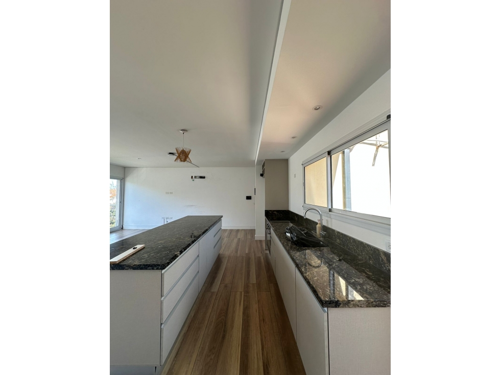 Oficina 2 amb cfte con balcón y patio. Zona Guemes — foto 6
