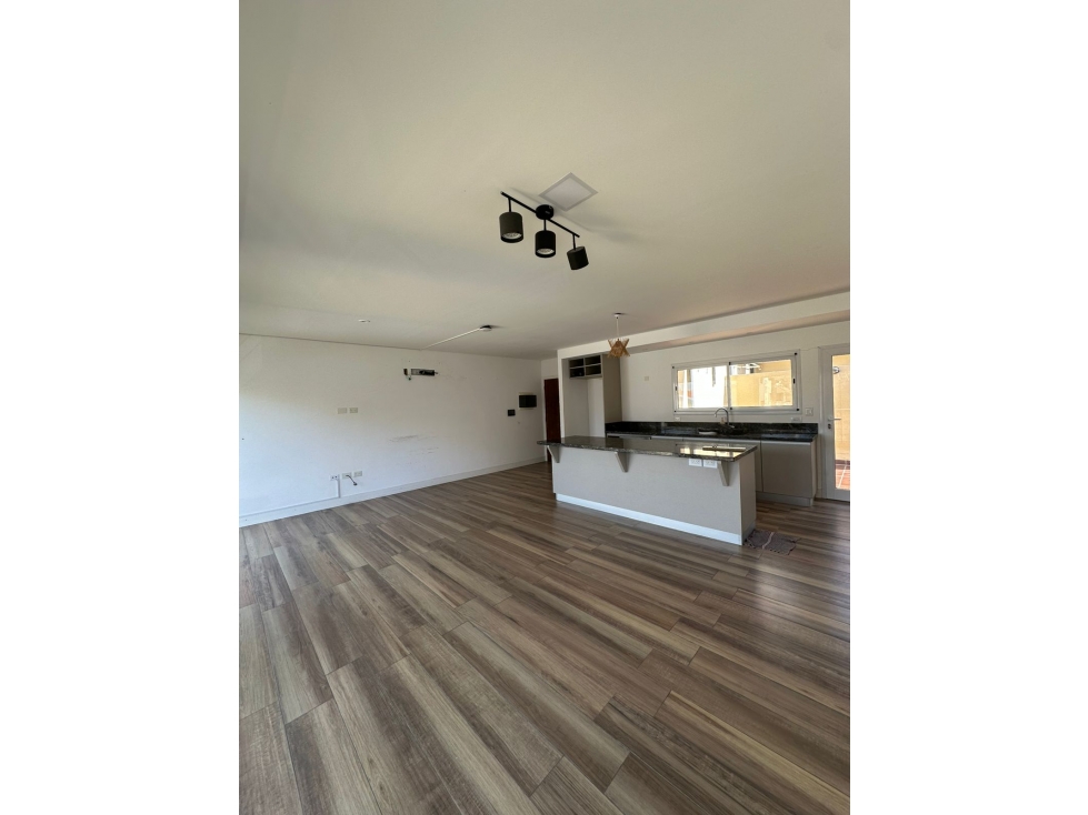 Oficina 2 amb cfte con balcón y patio. Zona Guemes — foto 4
