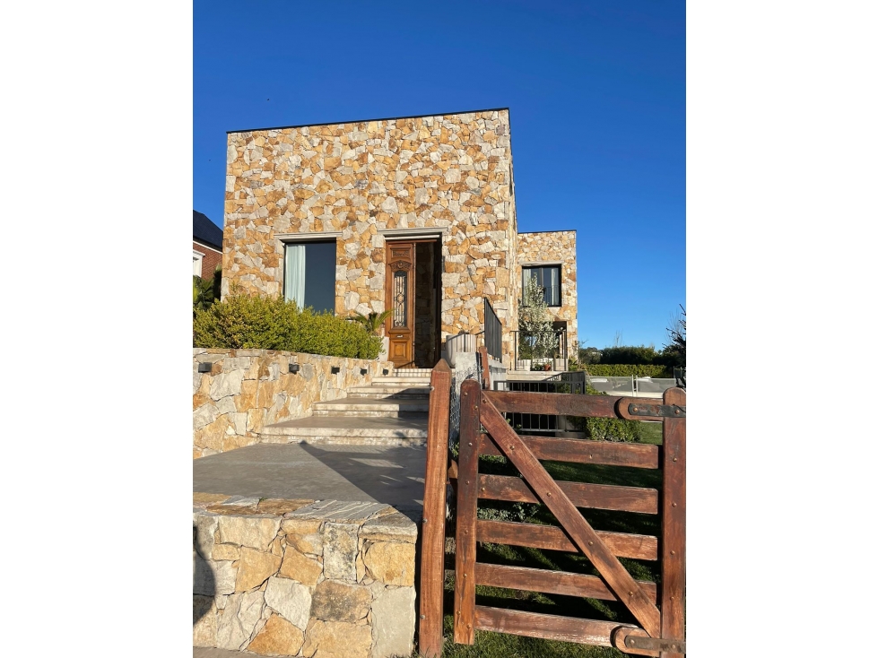 Venta importante chalet de 8 ambientes en Rumenco. - 2
