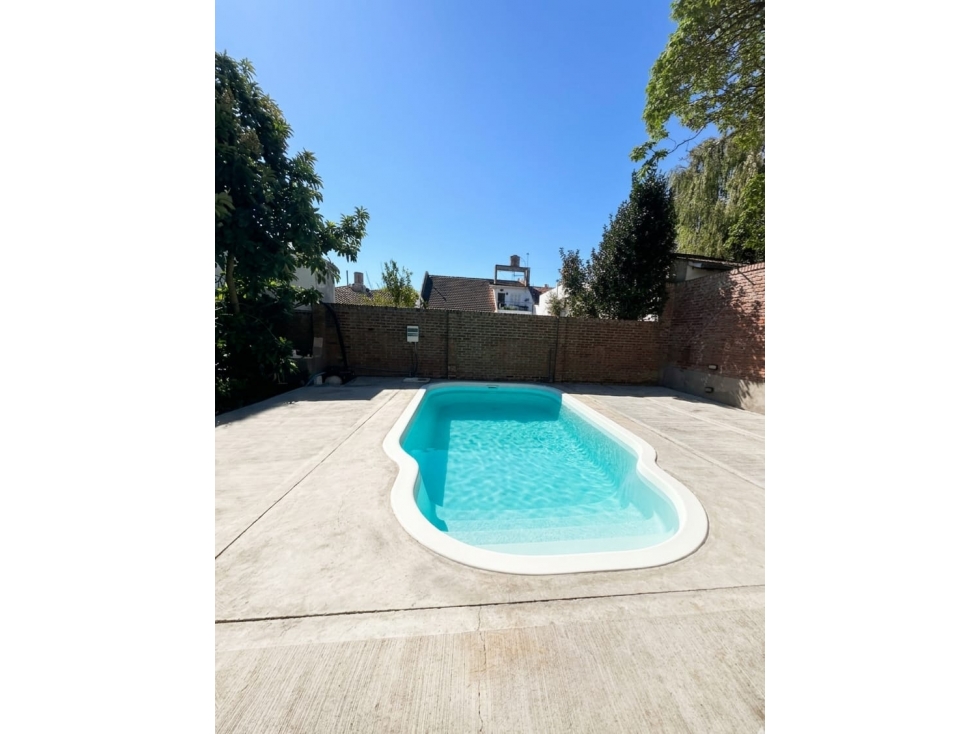 Chalet 6 Ambientes. jardin. piscina. garage 3 autos. Zona Guemes - 2