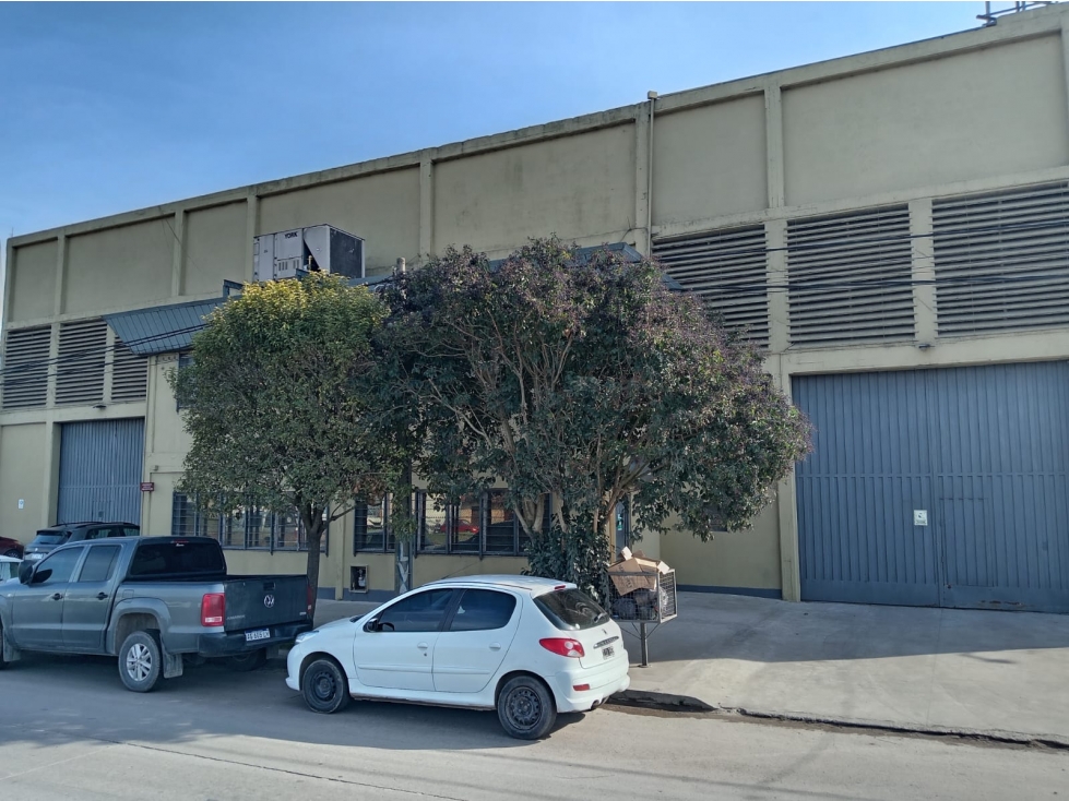 ALQUILER GALPÓN 1750 M2 - AV. CHAMPAGNAT - 5