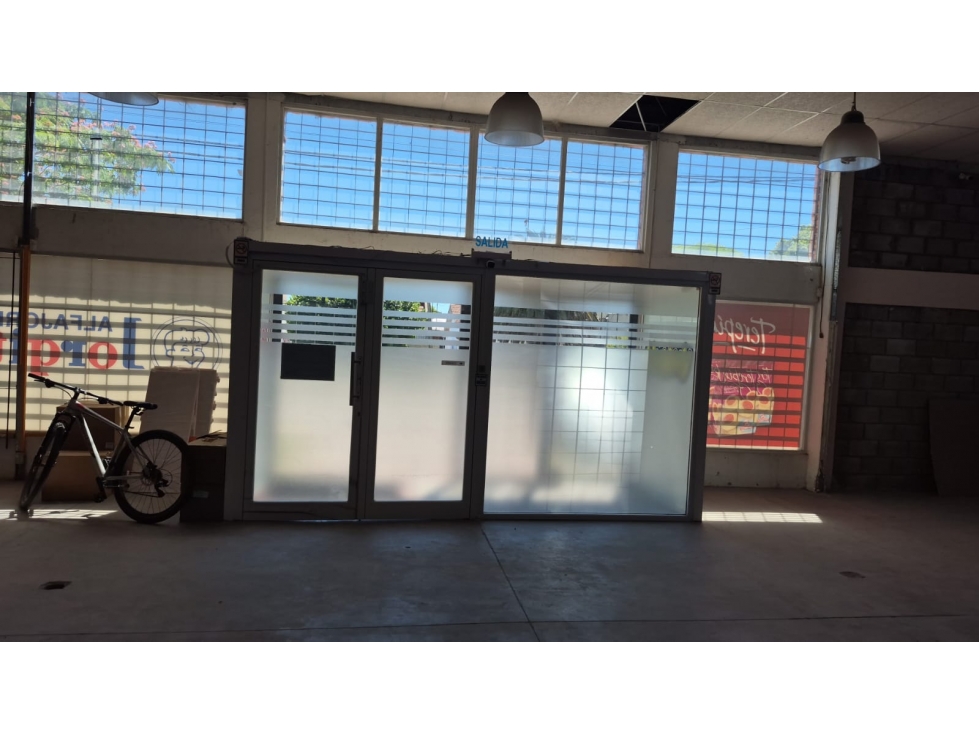 VENDE / ALQUILA - GRAN LOCAL Y DEPÓSITO - AV COLÓN 6300 — foto 2